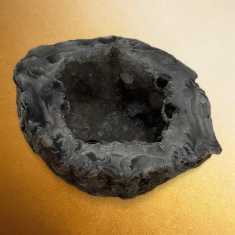 SellZapで生成したゴールド背景の天然石ジオード商品画像