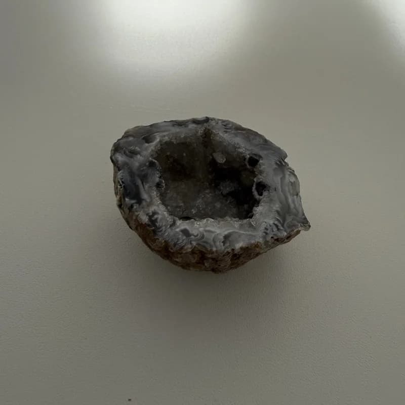 白い机の上に置かれた天然石ジオードの写真